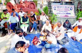 Hamals resent change in ‘their’ law in Maharashtra